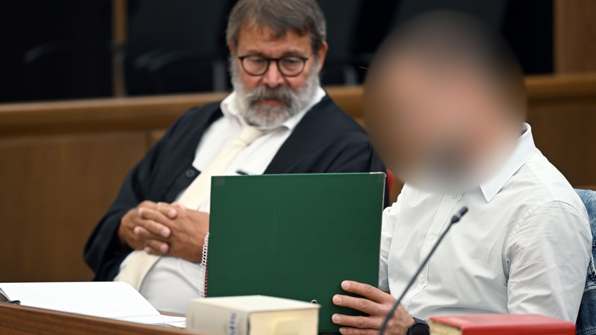 Der Angeklagte (r) sitzt neben seinem Anwalt Jochen Ohliger im Gerichtssaal: Der 46-Jährige muss sich wegen Körperverletzung mit Todesfolge vor dem Wuppertaler Landgericht verantworten. - Foto: Federico Gambarini/dpa