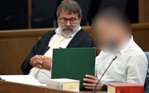 Der Angeklagte (r) sitzt neben seinem Anwalt Jochen Ohliger im Gerichtssaal: Der 46-Jährige muss sich wegen Körperverletzung mit Todesfolge vor dem Wuppertaler Landgericht verantworten. - Foto: Federico Gambarini/dpa