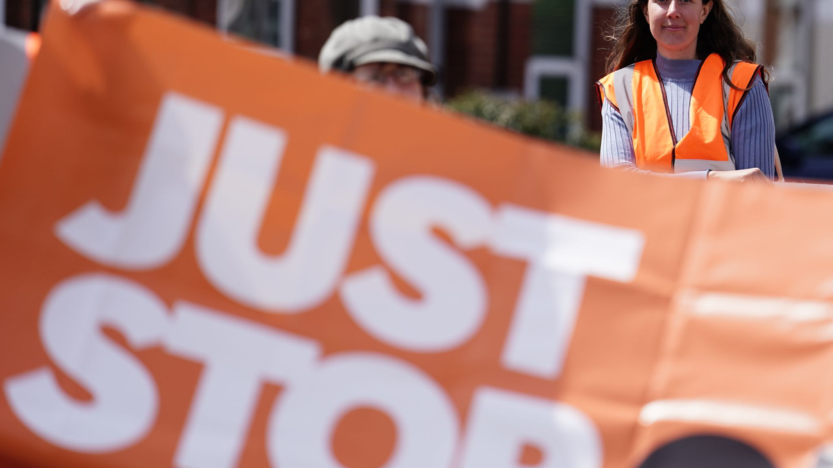 Just Stop Oil-Demonstranten nehmen an einem Protestmarsch in London teil. - Foto: Jordan Pettitt/PA Wire/dpa