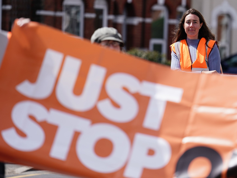 Just Stop Oil-Demonstranten nehmen an einem Protestmarsch in London teil. - Foto: Jordan Pettitt/PA Wire/dpa