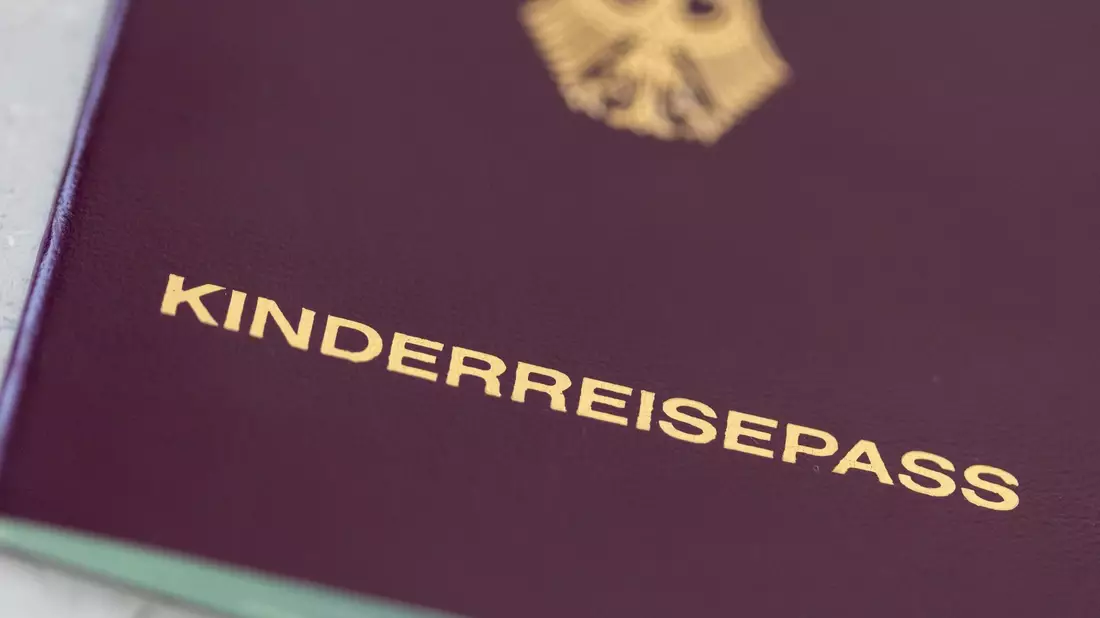 Ein Kinderreisepass soll ab dem kommenden Jahr nicht mehr ausgestellt werden. - Bild: Daniel Karmann/dpa