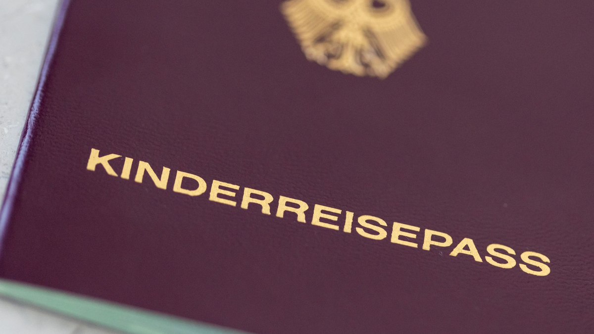 Gehört bald der Vergangenenheit an: der Kinderreisepass. - Foto: Daniel Karmann/dpa