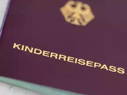 Ein Kinderreisepass soll ab dem kommenden Jahr nicht mehr ausgestellt werden. - Foto: Daniel Karmann/dpa