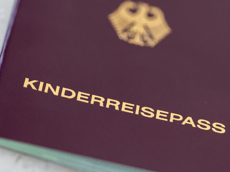 Gehört bald der Vergangenenheit an: der Kinderreisepass. - Foto: Daniel Karmann/dpa