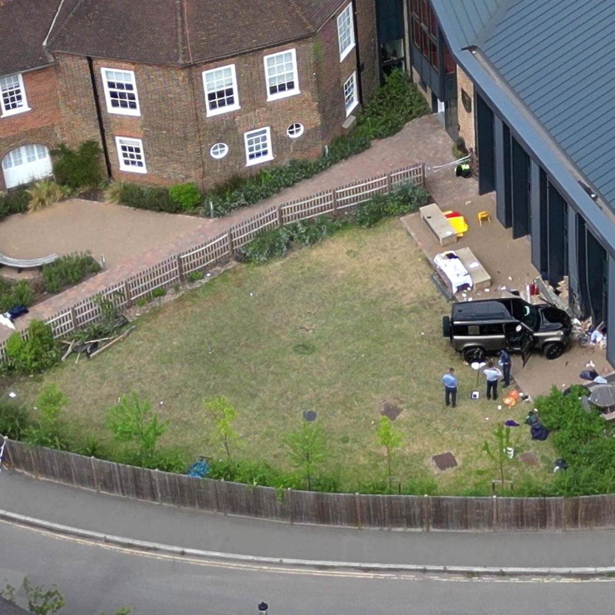 Das Gelände der Londoner Grundschule, nachdem ein Auto in das Gebäude gekracht ist. - Foto: Yui Mok/PA Wire/dpa
