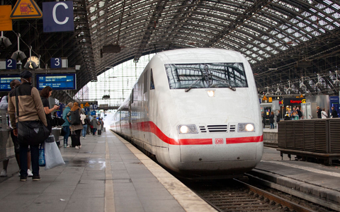 Immer wieder müssen Fahrgäste auf ihre Züge warten. - Foto: Thomas Banneyer/dpa