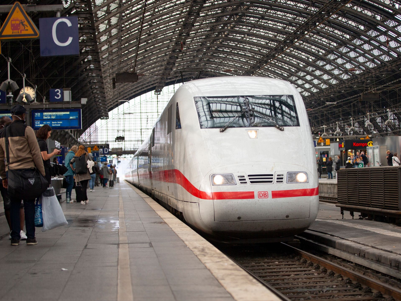 Immer wieder müssen Fahrgäste auf ihre Züge warten. - Foto: Thomas Banneyer/dpa