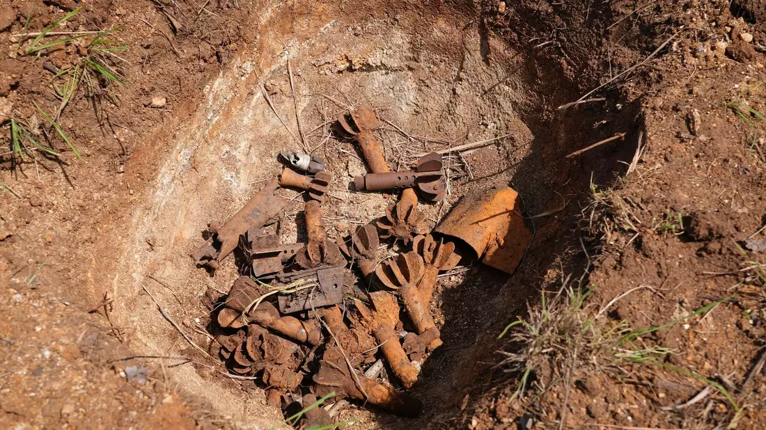 Überreste von Streumunition liegen in Ayii im Südsudan an einer Räumungsstelle. - Bild: Sam Mednick/AP/dpa