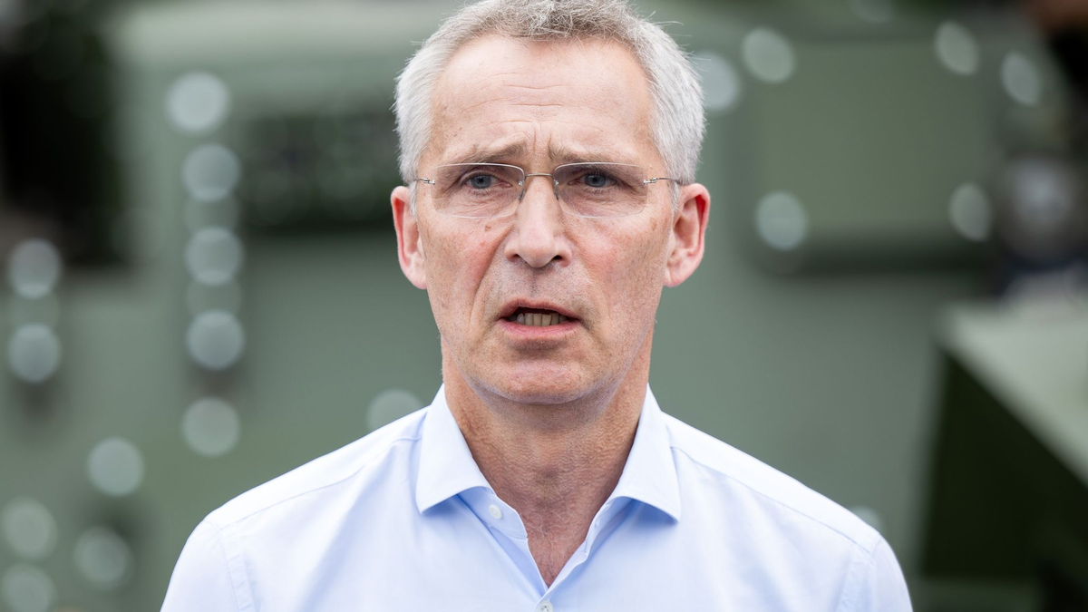 Strebt eine rebungslose Zusammenarbeit zwischen der Nato und den Streitkräften der Ukraine an: Nato-Generalsekretär Jens Stoltenberg. - Foto: Daniel Reinhardt/dpa