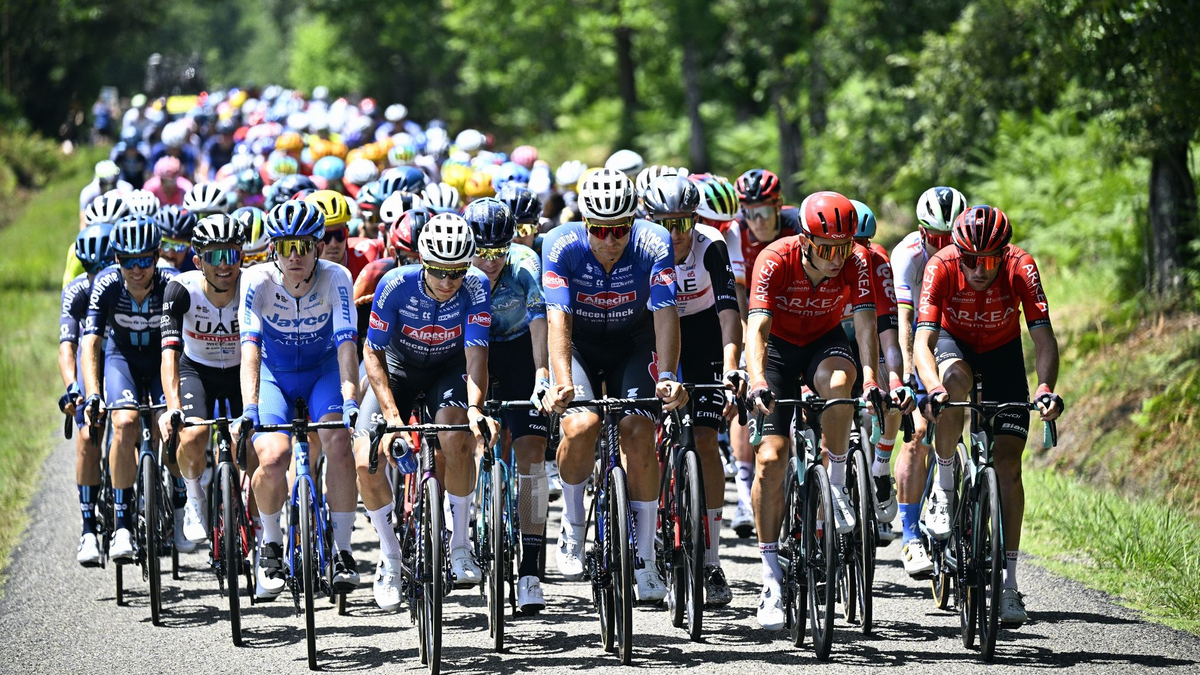 Das Fahrerfeld während der siebten Etappe. - Foto: Jasper Jacobs/Belga/dpa