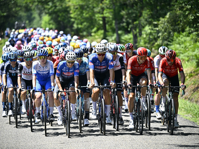 Das Fahrerfeld während der siebten Etappe. - Foto: Jasper Jacobs/Belga/dpa