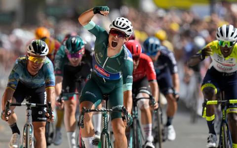 Musste nach einem heftigen Sturz aufgeben: Jasper Philipsen - Foto: Thibault Camus/AP/dpa