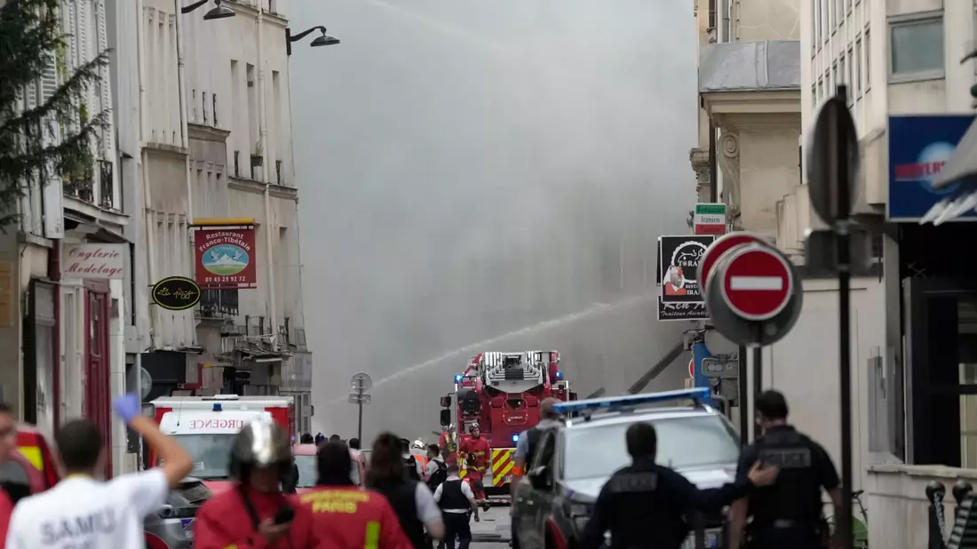 Feuerwehrleute im Einsatz. - Bild: Christophe Ena/AP/dpa