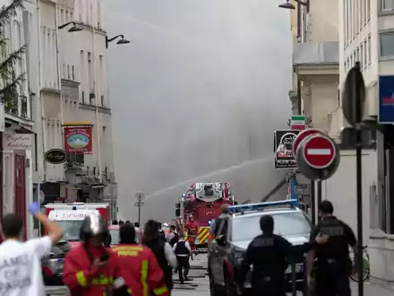 Feuerwehrleute im Einsatz. - Foto: Christophe Ena/AP/dpa