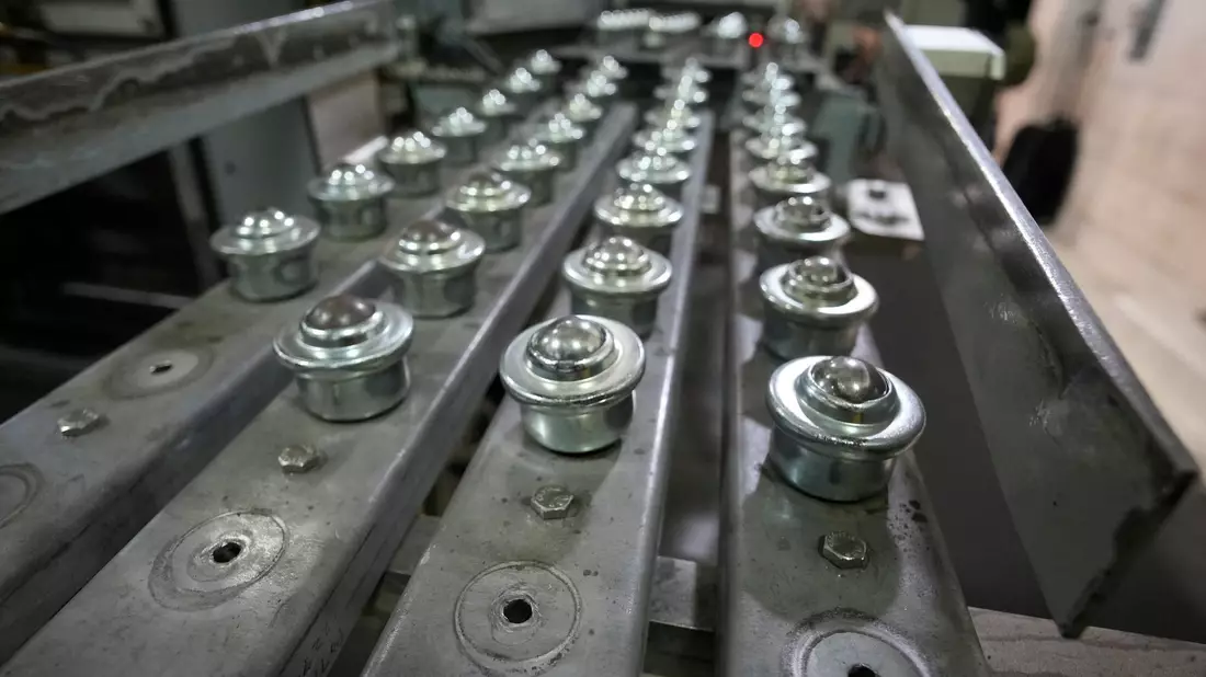 Sprengkapseln liegen in Reihen zum Recycling bereit, während Arbeiter die Chemiewaffenbestände der Vereinigten Staaten im U.S. Army Pueblo Chemical Depot zerstören. - Bild: David Zalubowski/AP/dpa
