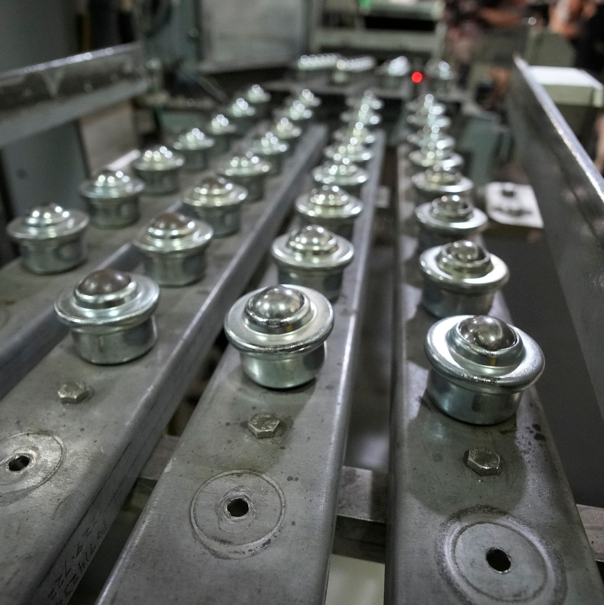 Sprengkapseln liegen in Reihen zum Recycling bereit, während Arbeiter die Chemiewaffenbestände der Vereinigten Staaten im U.S. Army Pueblo Chemical Depot zerstören. - Foto: David Zalubowski/AP/dpa