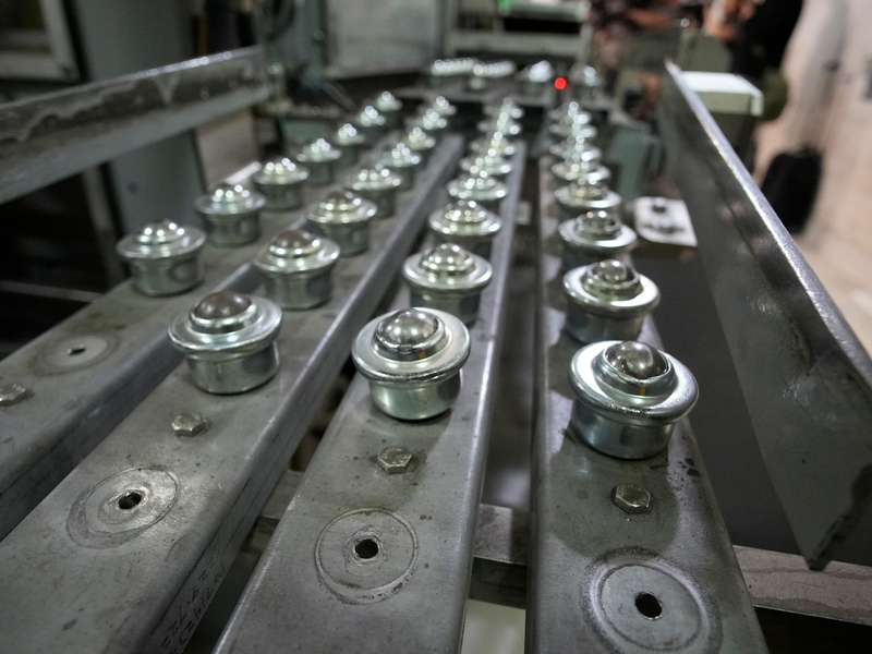 Sprengkapseln liegen in Reihen zum Recycling bereit, während Arbeiter die Chemiewaffenbestände der Vereinigten Staaten im U.S. Army Pueblo Chemical Depot zerstören. - Foto: David Zalubowski/AP/dpa