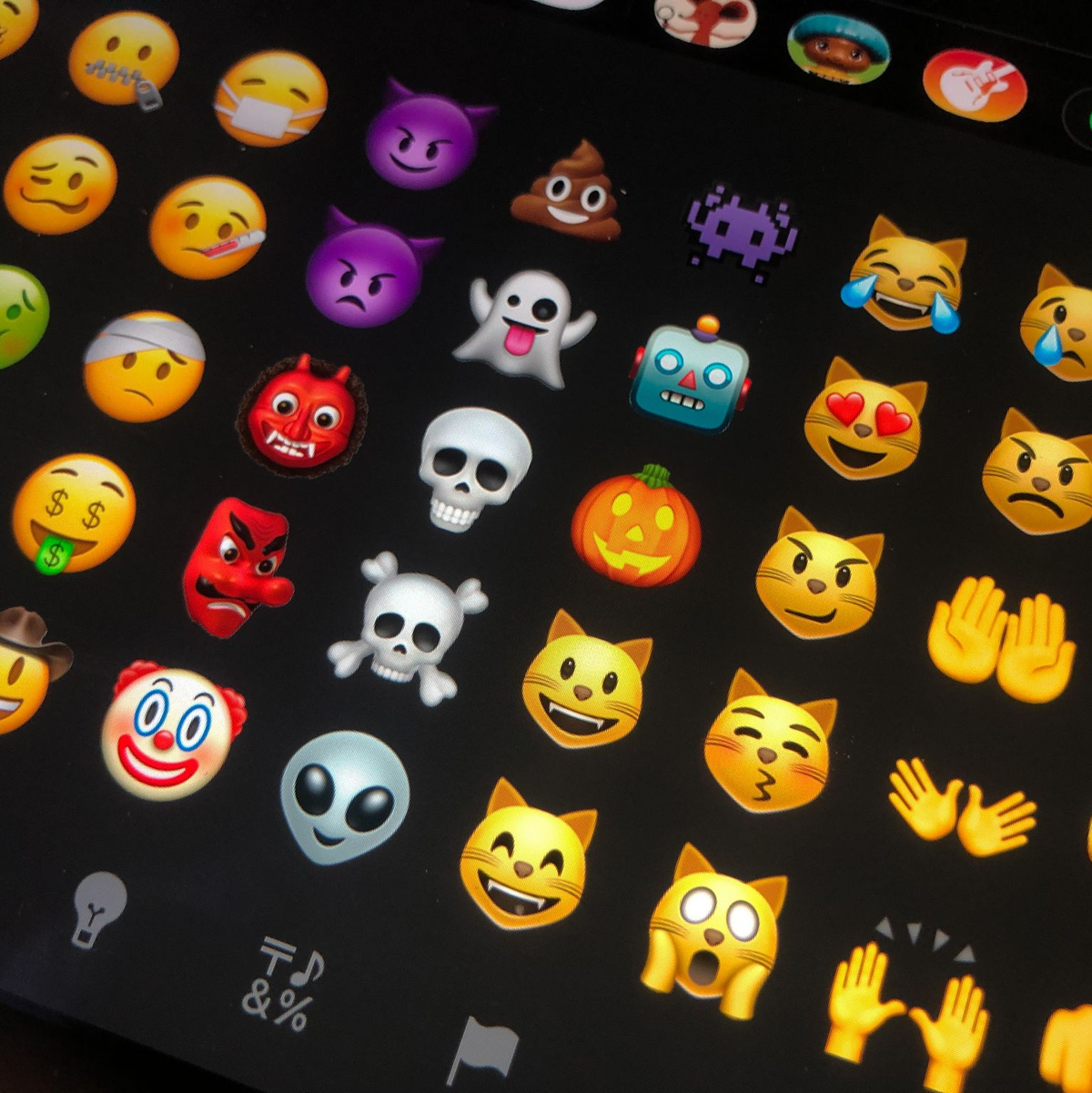Der digitale Ersatz für Gestik und Mimik: Emojis. - Foto: Jörg Carstensen/dpa