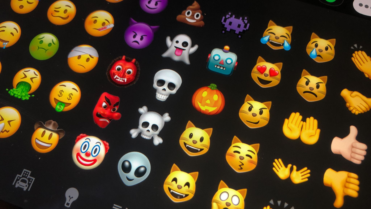Verschiedene Emojis sind auf einem Tablet zu sehen. - Foto: Jörg Carstensen/dpa