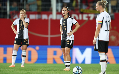 Die deutschen Nationalspielerinnen gehen nach dem Abpfiff ĂŒber den Platz. - Foto: Daniel Karmann/dpa Die deutschen Nationalspielerinnen gehen nach dem Abpfiff ĂŒber den Platz. - Foto: Daniel Karmann/dpa