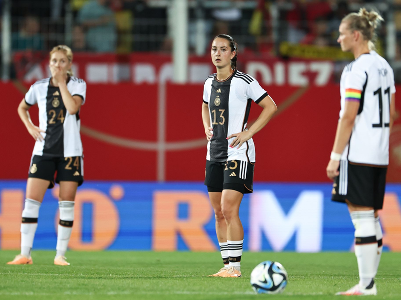 Die deutschen Nationalspielerinnen gehen nach dem Abpfiff über den Platz. - Foto: Daniel Karmann/dpa