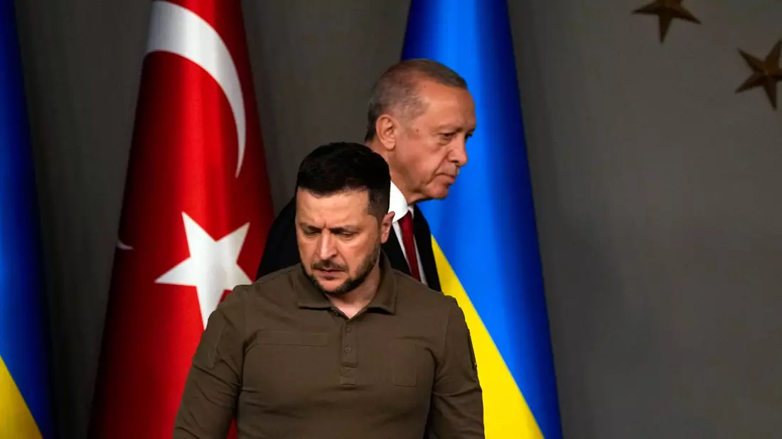 Recep Tayyip Erdogan (hinten) kommt mit Wolodymyr Selenskyj zu einer gemeinsamen Pressekonferenz nach ihrem Treffen in Istanbul. - Bild: Francisco Seco/AP/dpa