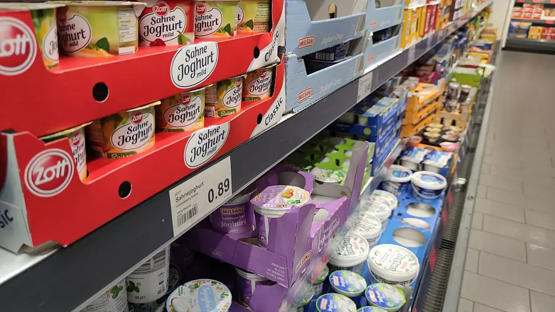 Joghurt in einem Supermarktregal - Bild: ?ber dts Nachrichtenagentur