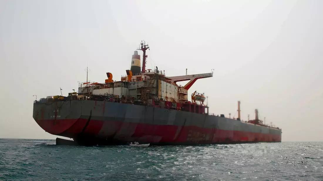 Blick auf den angeschlagenen Öltanker «FSO Safer» im Roten Meer vor der Küste Jemens. - Bild: Stringer/dpa