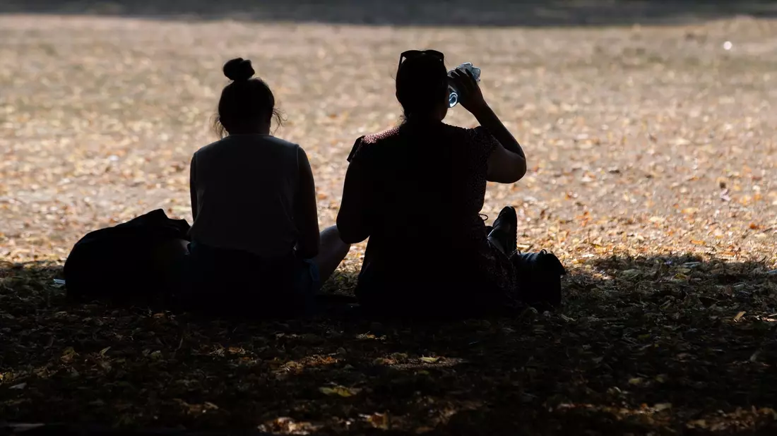 Am Wochenende werden in Deutschland hohe Temperaturen erwartet. Viel trinken ist dann besonders wichtig. - Bild: Friso Gentsch/dpa