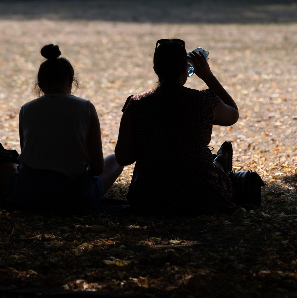Am Wochenende werden in Deutschland hohe Temperaturen erwartet. Viel trinken ist dann besonders wichtig. - Foto: Friso Gentsch/dpa