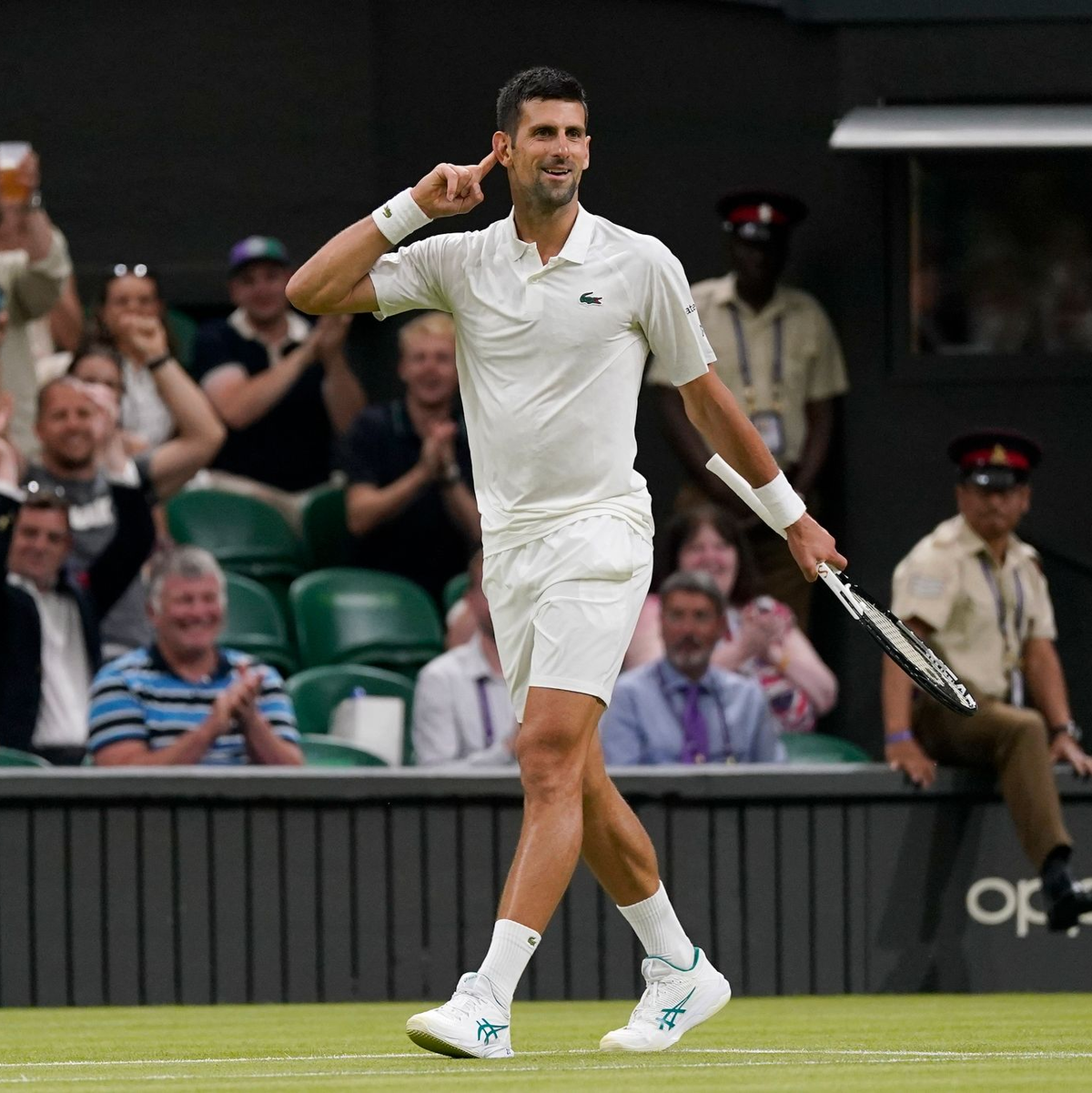 Novak Djokovic ist in Wimbledon einfach nicht zu schlagen und feiert den 33. Sieg in Serie. - Foto: Alberto Pezzali/AP/dpa