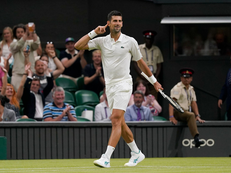 Novak Djokovic ist in Wimbledon einfach nicht zu schlagen und feiert den 33. Sieg in Serie. - Foto: Alberto Pezzali/AP/dpa