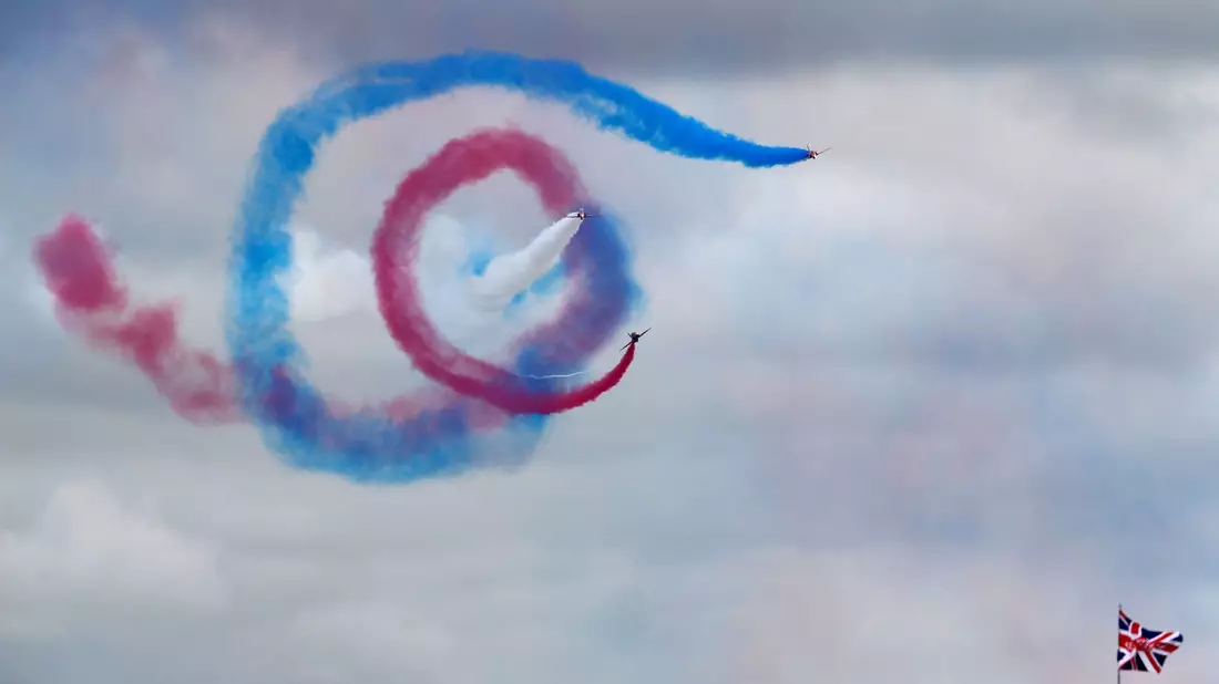 Die Red Arrows, das Kunstfluggeschwader der britischen Luftwaffe (Royal Air Force) vor dem Start des Rennens. - Bild: Frank Augstein/dpa