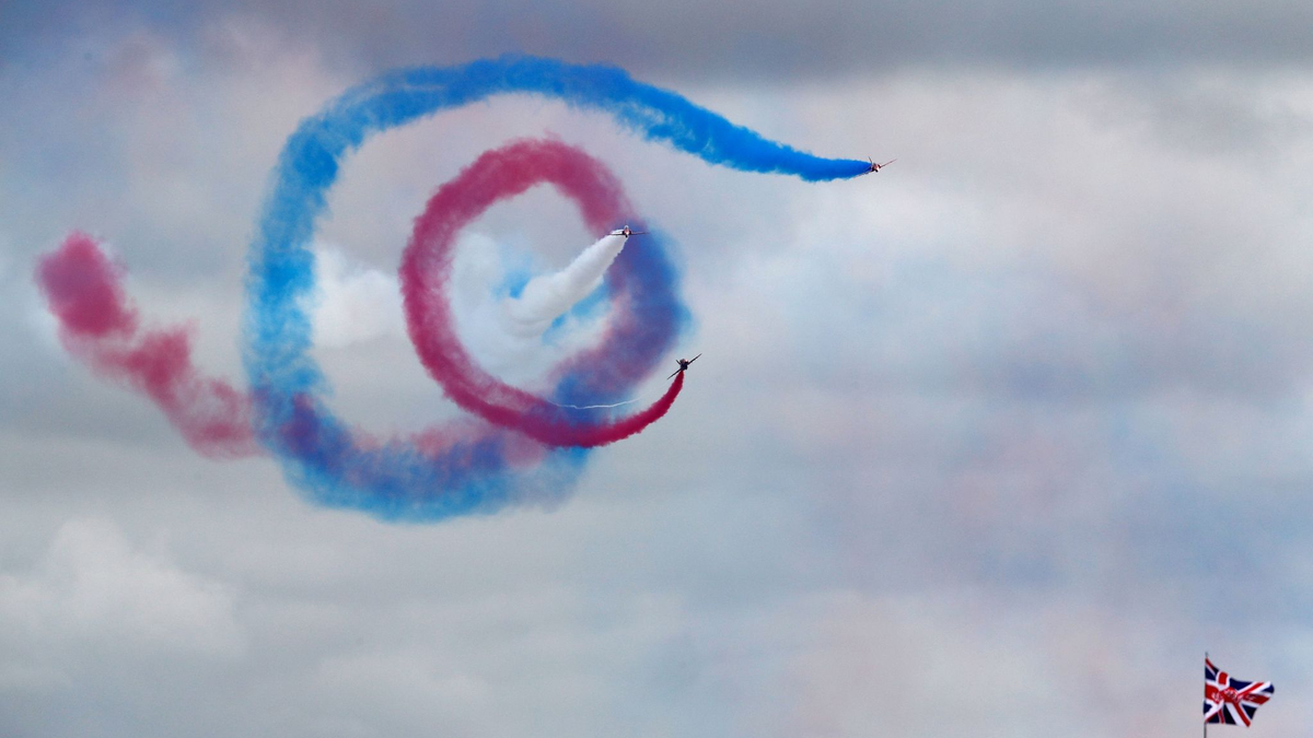 Die Red Arrows, das Kunstfluggeschwader der britischen Luftwaffe (Royal Air Force) vor dem Start des Rennens. - Foto: Frank Augstein/dpa