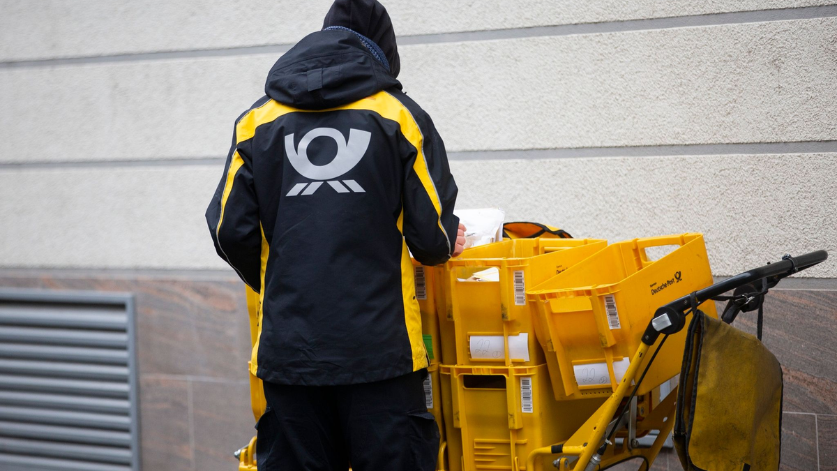 Im Juni sind knapp 3000 Beschwerden über Postdienstleistungen bei der Bundesnetzagentur eingegangen. - Foto: Thomas Banneyer/dpa