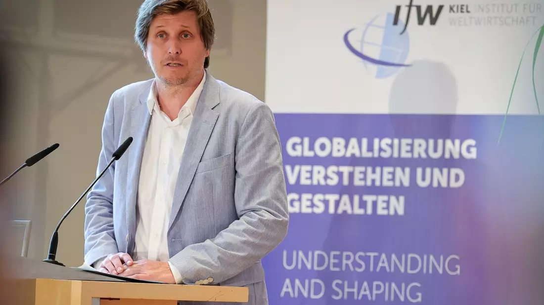«Unser größter Wettbewerbsnachteil sind nicht Unternehmenssteuern, sondern Fachkräftemangel und Demografie. Wir brauchen eine Million Migranten», sagt der Präsident des Kieler Instituts für Weltwirtschaft, Moritz Schularick. - Bild: Christian Charisius/dpa