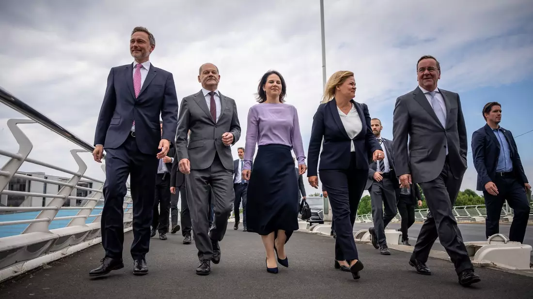 Die Ampel will sich in der zweiten Halbzeit auf die Sozialpolitik, die Wettbewerbsfähigkeit der Wirtschaft und den Ausbau der Öko-Energien konzentrieren. - Bild: Michael Kappeler/dpa/Archiv
