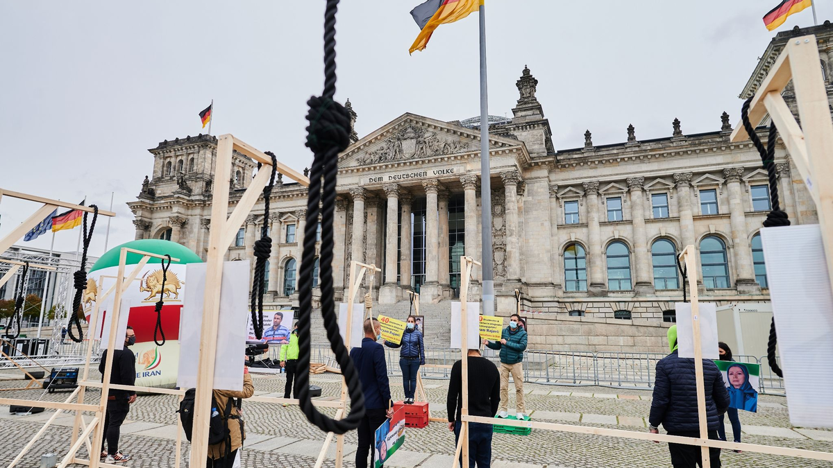 Demonstranten stehen mit symbolischen Galgen vor dem Reichstag und demonstrieren gegen Hinrichtungen und die Todesstrafe im Iran. - Foto: Annette Riedl/dpa/Symbolbild