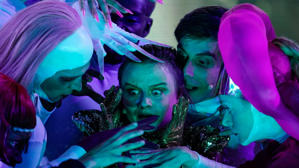 Lena Urzendowsky als Brynhild (M) hat die Titelpartie übernommen. - Foto: Uwe Anspach/dpa