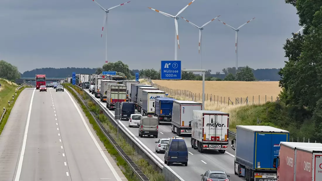 Zum Start der Ferien müssen sich Autofahrer auf Stau einstellen. - Bild: Patrick Pleul/dpa/Archiv
