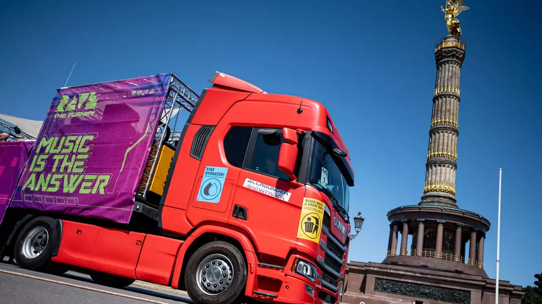 Ein Wagen mit der Aufschrift «Music is the answer» vor der Siegessäule in Berlin. - Bild: Fabian Sommer/dpa