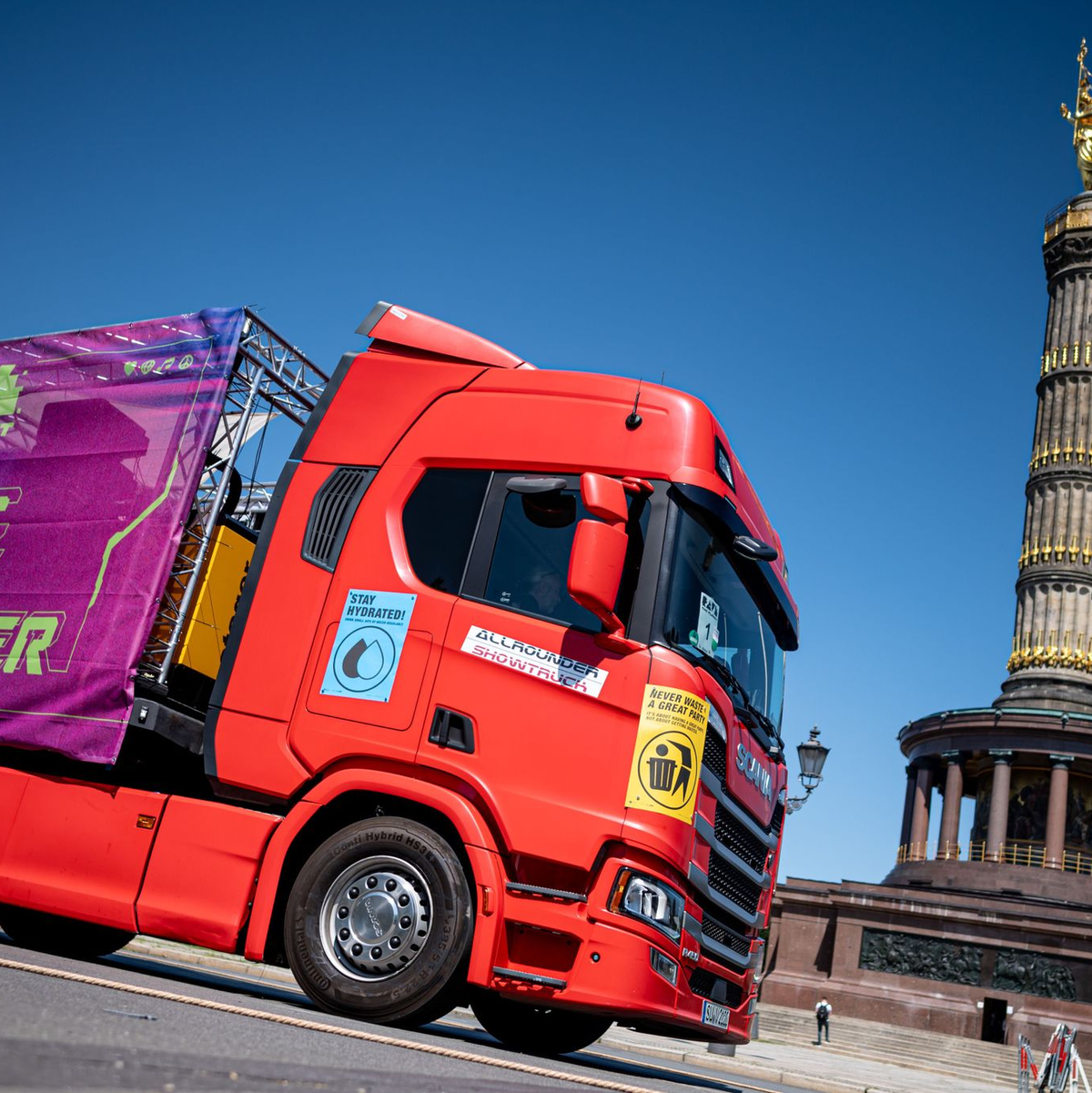 Ein Wagen mit der Aufschrift «Music is the answer» vor der Siegessäule in Berlin. - Foto: Fabian Sommer/dpa