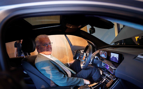 Winfried Kretschmann sitzt in einem Mercedes EQC. - Foto: Carsten Koall/dpa