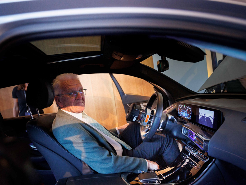 Winfried Kretschmann sitzt in einem Mercedes EQC. - Foto: Carsten Koall/dpa
