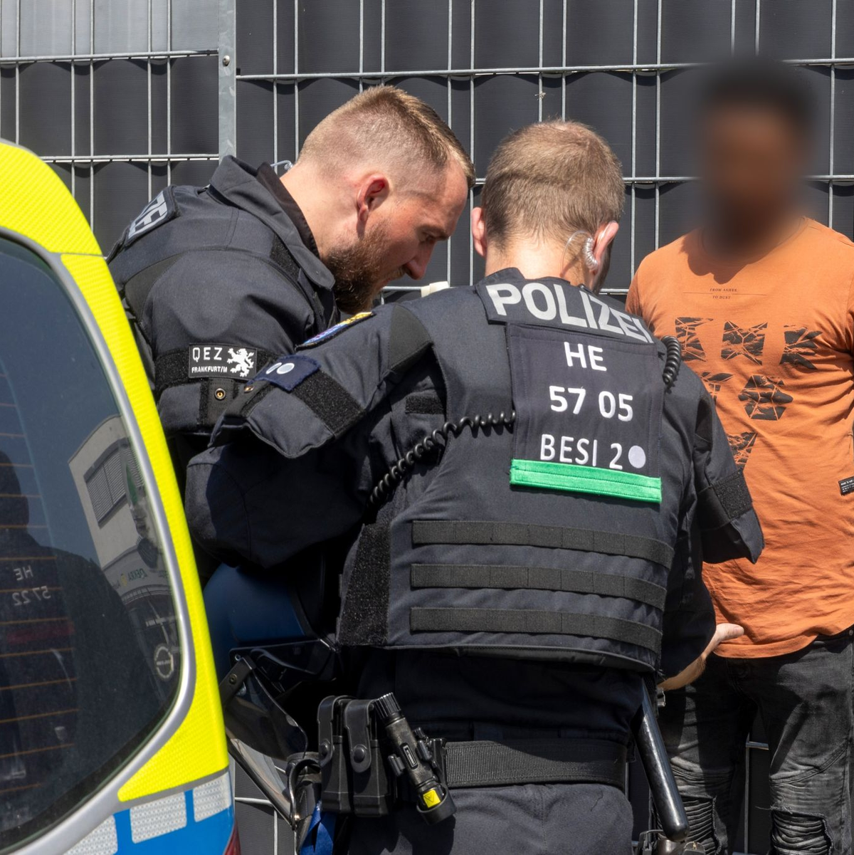 Polizisten kontrollieren am Rande des Eritrea-Festivals in Gießen eine Person. - Foto: Helmut Fricke/dpa