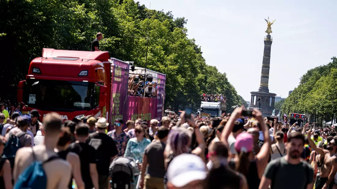 DJ Motte spricht zu den Feiernden. - Bild: Fabian Sommer/dpa