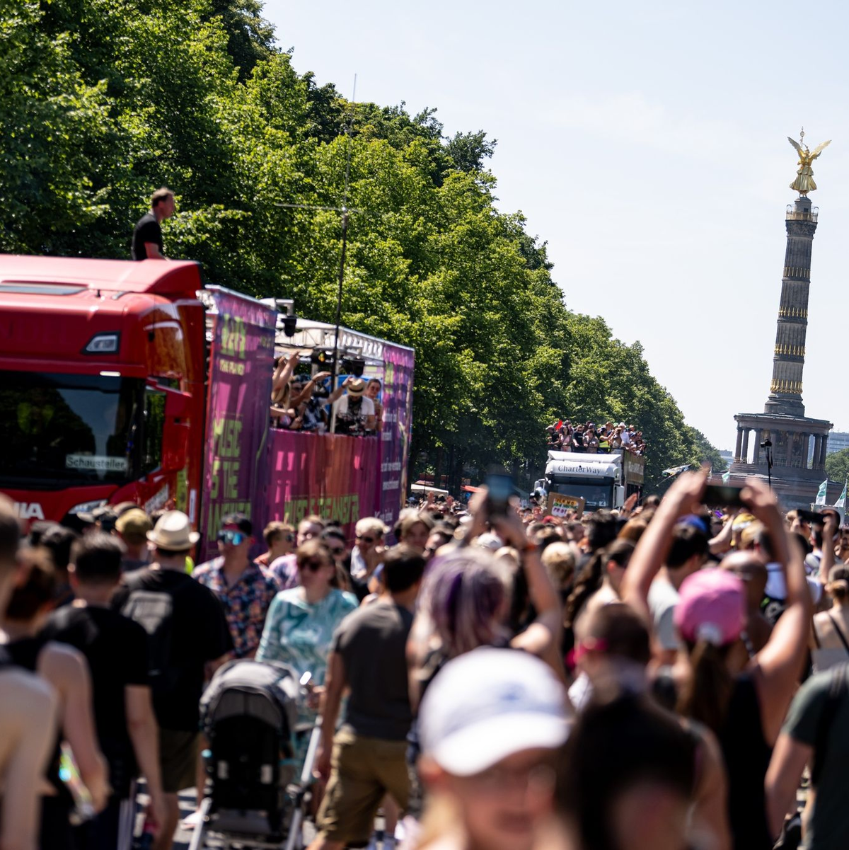 DJ Motte spricht zu den Feiernden. - Foto: Fabian Sommer/dpa