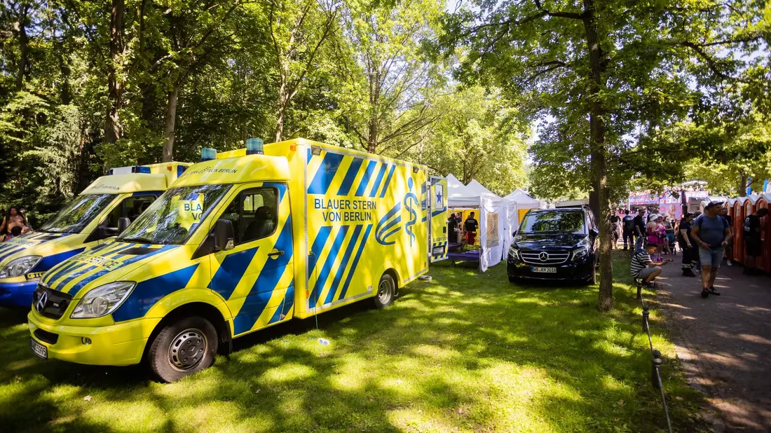 Fahrzeuge eines Sanitätsdienst stehen am Rande der Technoparade im Tiergarten. - Bild: Christoph Soeder/dpa