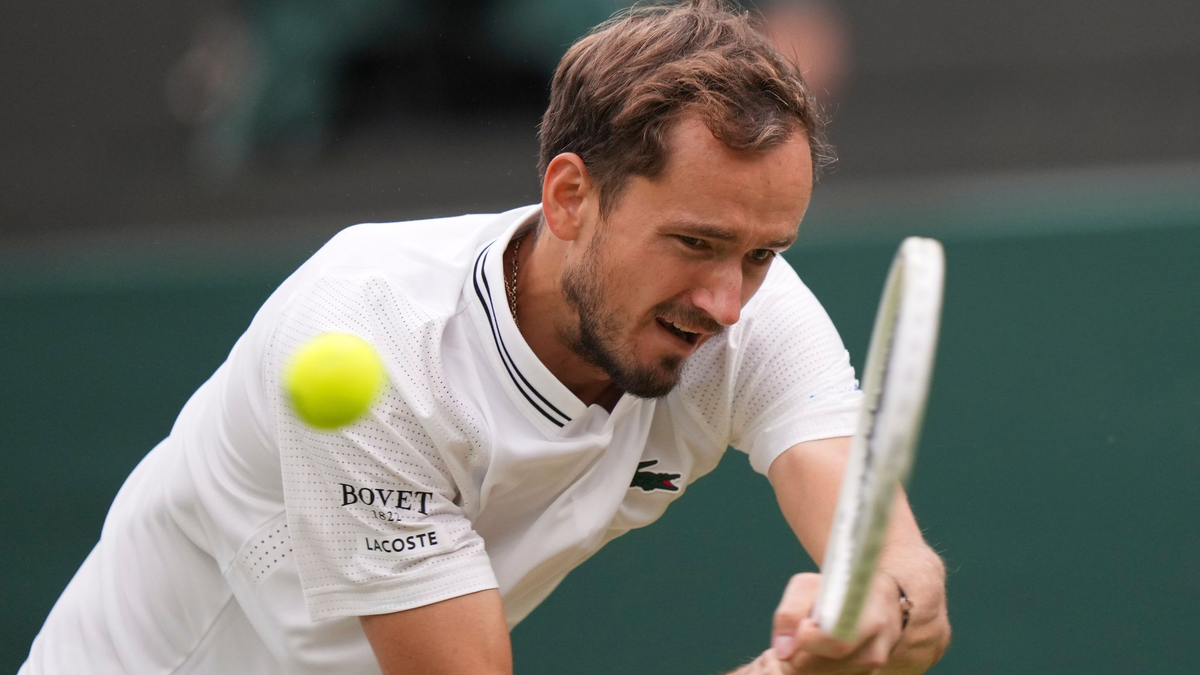 Steht in Wimbledon im Achtelfinale: Daniil Medwedew. - Foto: Alberto Pezzali/AP/dpa
