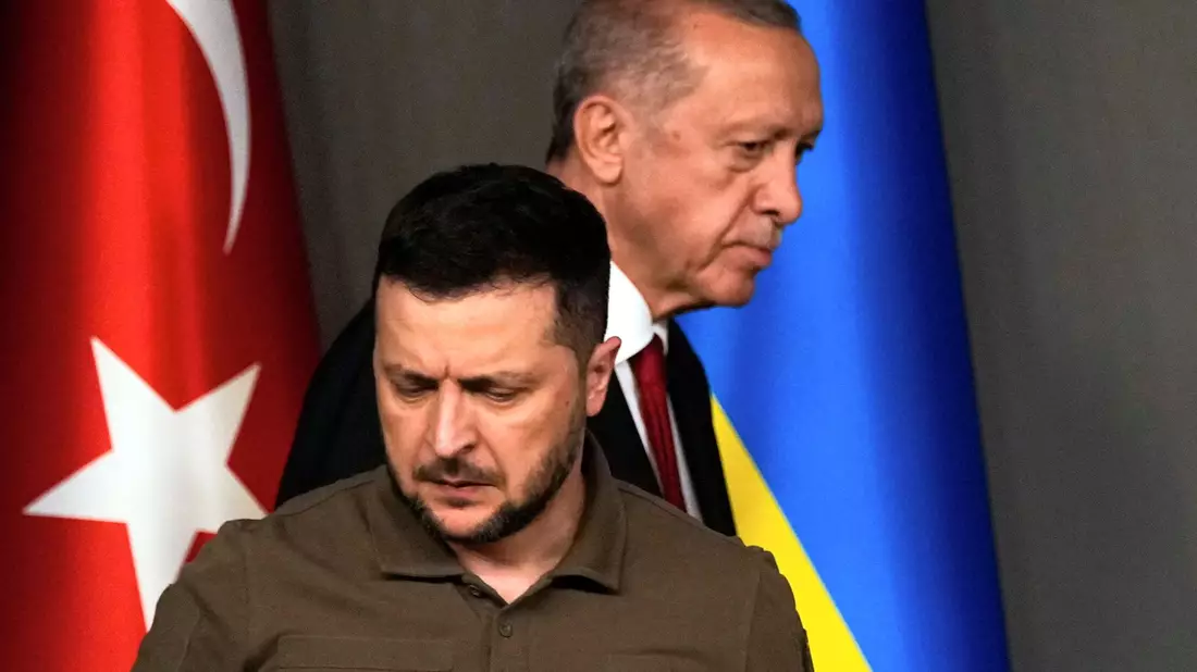 Recep Tayyip Erdogan (r), Präsident der Türkei, gibt Wolodymyr Selenskyj, Präsident der Ukraine, am Ende einer gemeinsamen Pressekonferenz nach ihrem Treffen im Dolmabahce-Palast, die Hand. - Bild: Francisco Seco/AP/dpa